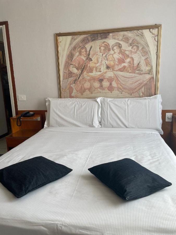 Hotel La Bussola Cittiglio Exteriör bild